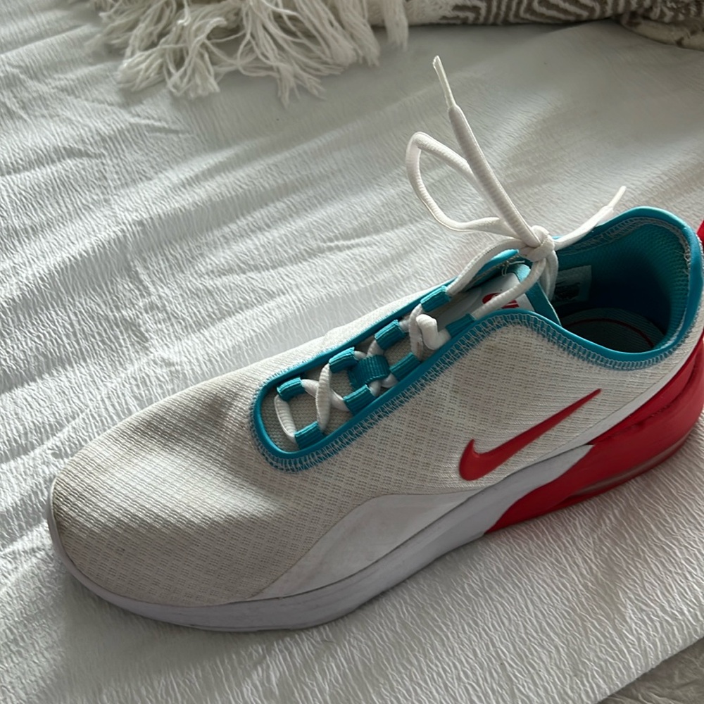 Women’s Nike tennis shoes